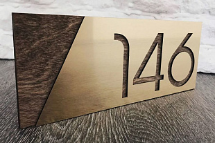 Декоративные номерки квартир латунные декорированные деревом